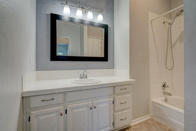 Building Photo - 1019 Dustin Dr