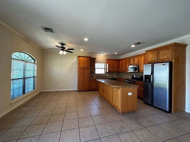 Building Photo - Spacious 5/4 House with Open Floor Plan Near Campus!