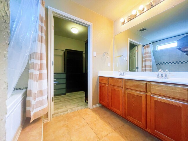 Master Bath - 577 Quarter Ave