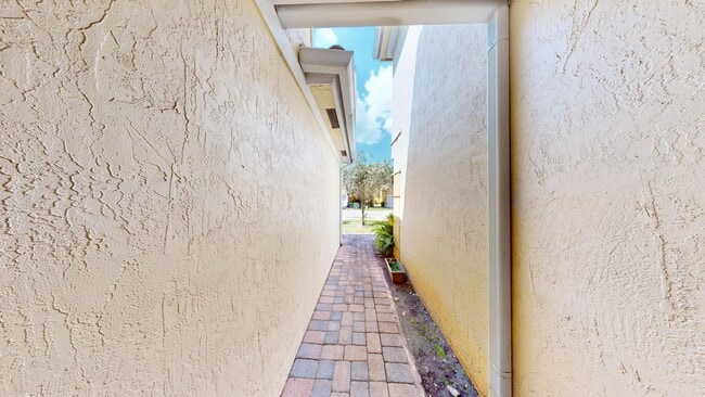 Building Photo - 831 Pipers Cay Dr