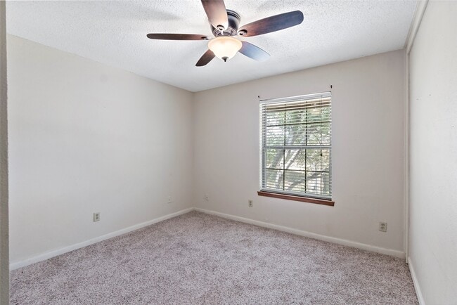 Building Photo - 3122 Camelot Dr