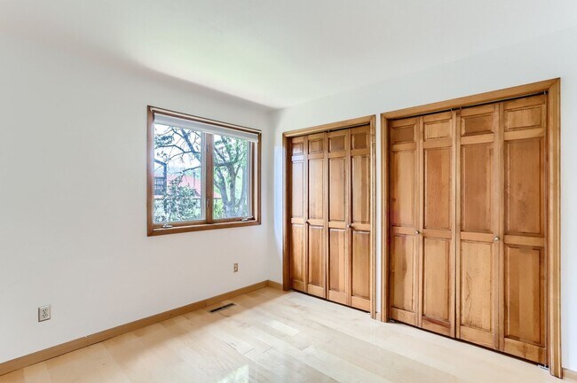 Building Photo - End Unit Townhome with 2 Beds, an Office and Southern Exposure