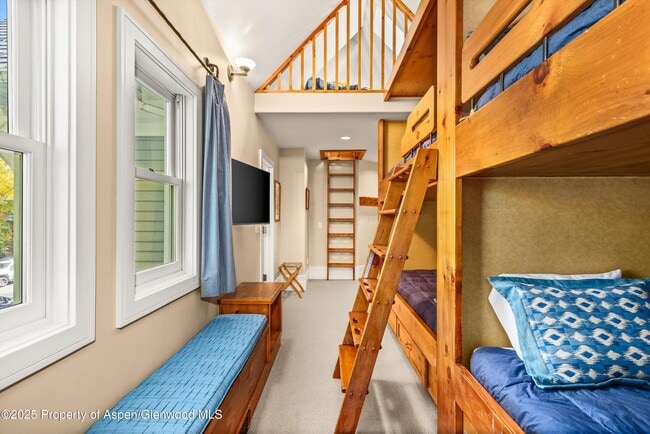 Building Photo - 431 W Hopkins Ave