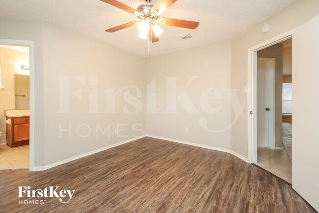 Building Photo - 16239 La Terra Dr