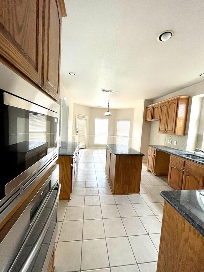 Building Photo - Rare Find! Beautiful spacious 5-bedroom, 4...