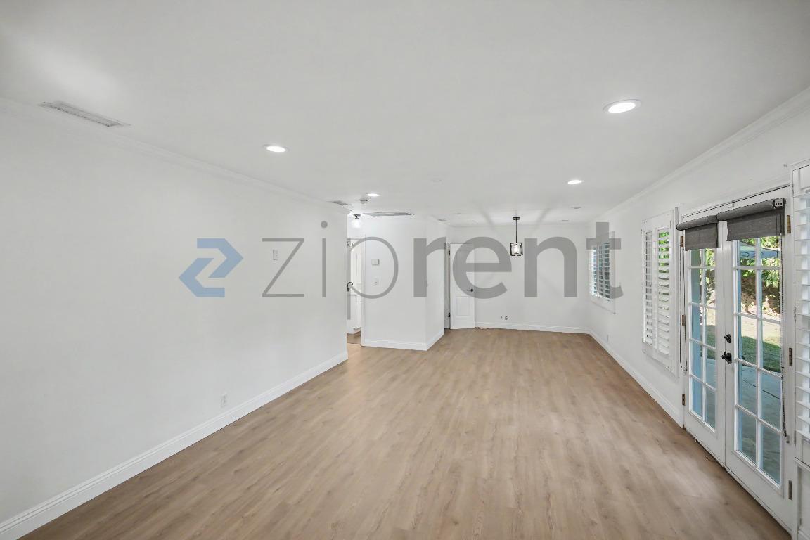 Building Photo - Unit