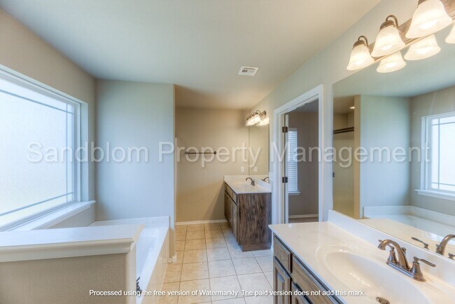 Building Photo - FOR LEASE | Jenks Home | 4 Bed, 2.5 Bath $...