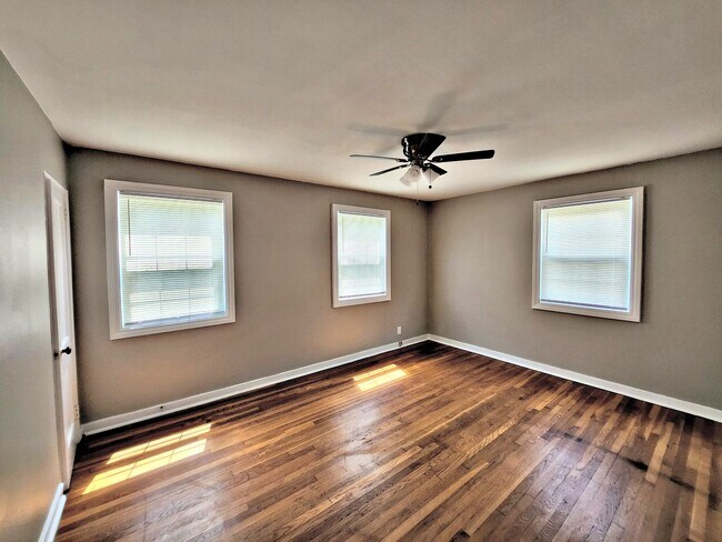 Building Photo - Two Bedroom Townhouse