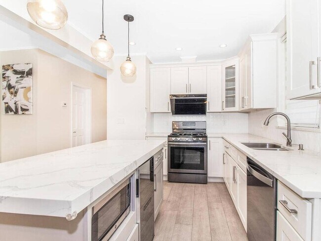 Building Photo - 1141 Pugsley Ave