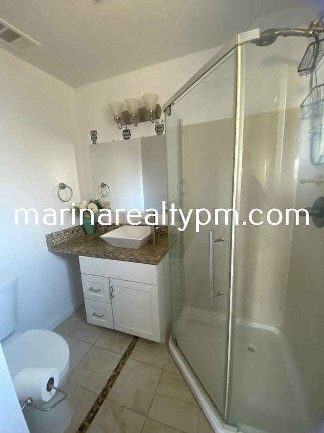 Building Photo - Charming 3 bedroom, 2 bathroom home locate...