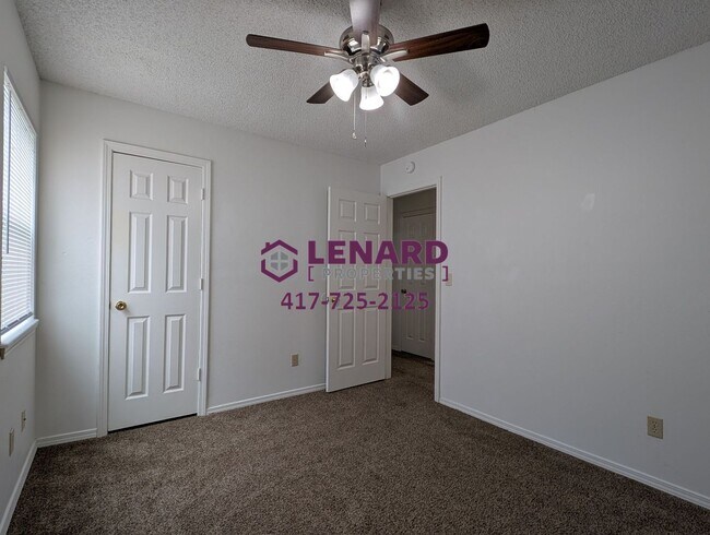 Building Photo - 2 Bedroom Duplex Ready for Move In!
