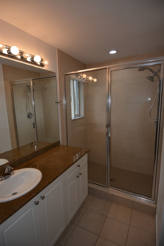 Building Photo - 324 NE 3rd St