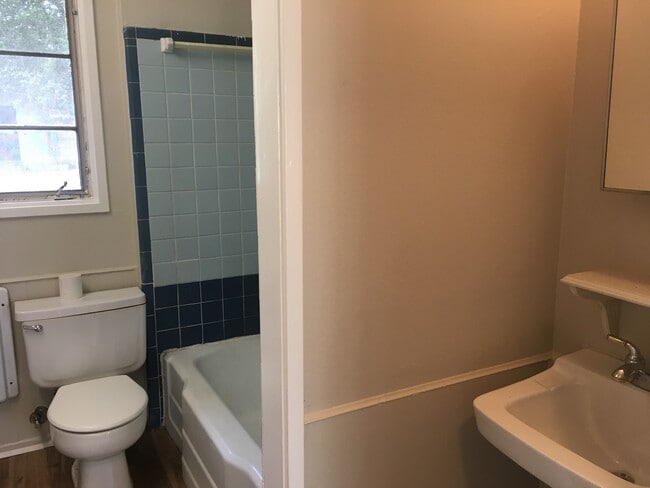 Building Photo - BUNGALOW CLOSE TO ZOLKER PARK