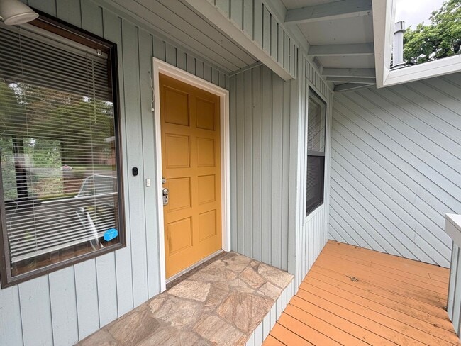 Building Photo - Brand New Flooring and Paint Upper Level Duplex