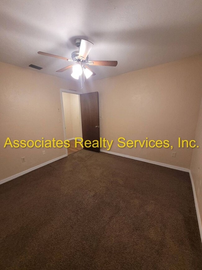 Building Photo - MOVE IN SPEACIAL! Cute Home In Deer Run, 3...