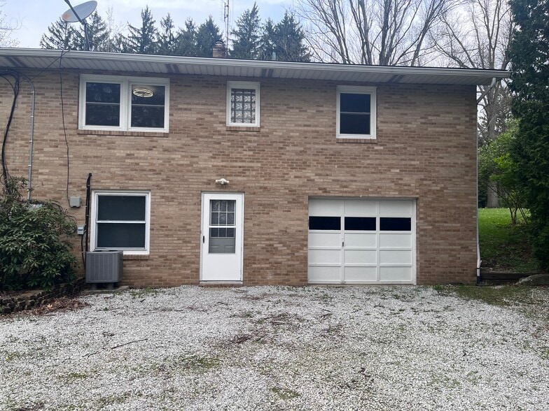 Garage - 3300 Twin Hills St NW