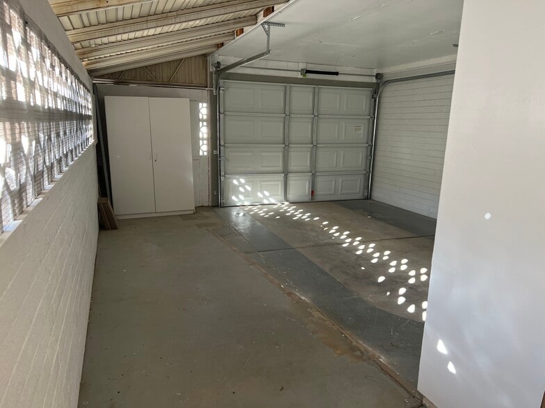 Oversize single garage - 10946 W Canterbury Dr