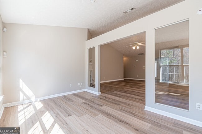 Building Photo - 5755 Lakeview Cir