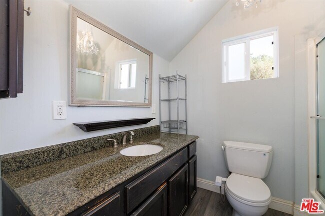 Building Photo - 1609 E Hillcrest Dr