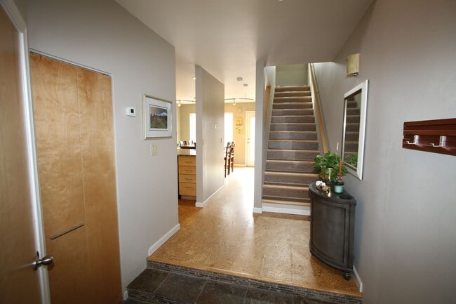 Building Photo - 3 Bedroom Townhouse!