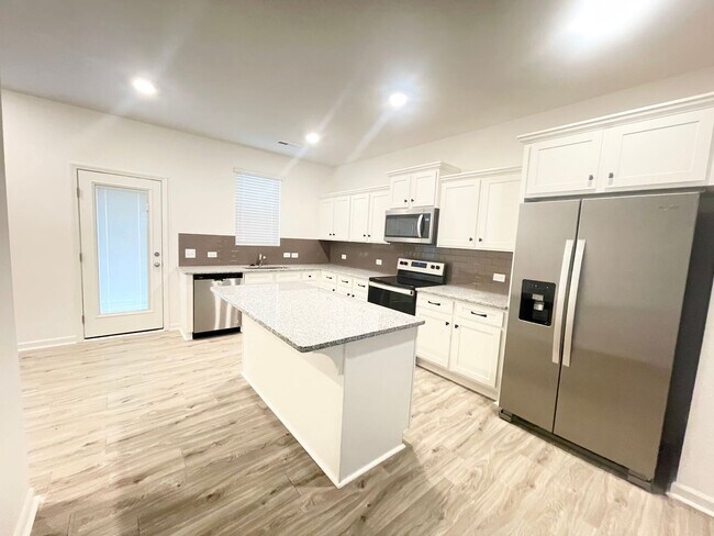 Building Photo - Charming 3-Bedroom Townhome Near Jack Alexander Blvd - APRIL MOVE IN SPECIAL