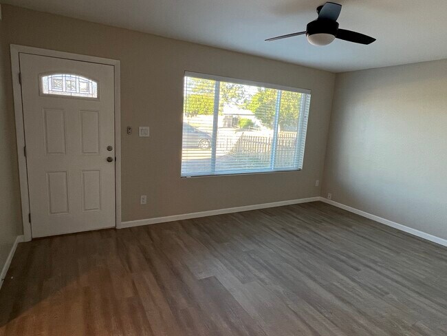 Building Photo - 2333 W Larkspur Dr