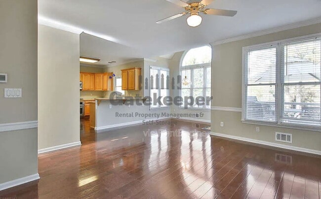 Building Photo - 115 Hidden Lake Dr