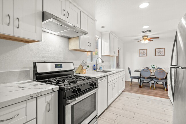 Building Photo - 734 Claraday St