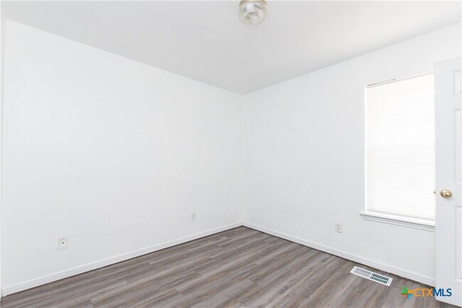Building Photo - 4207 Primrose Dr