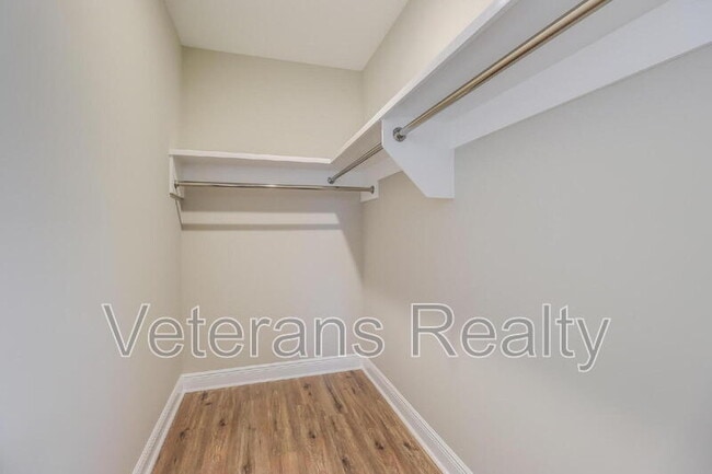 Building Photo - 841 Vee St