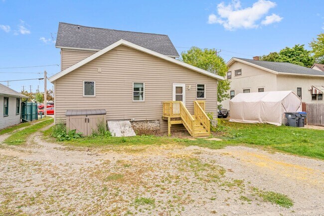 Building Photo - 114 Center St