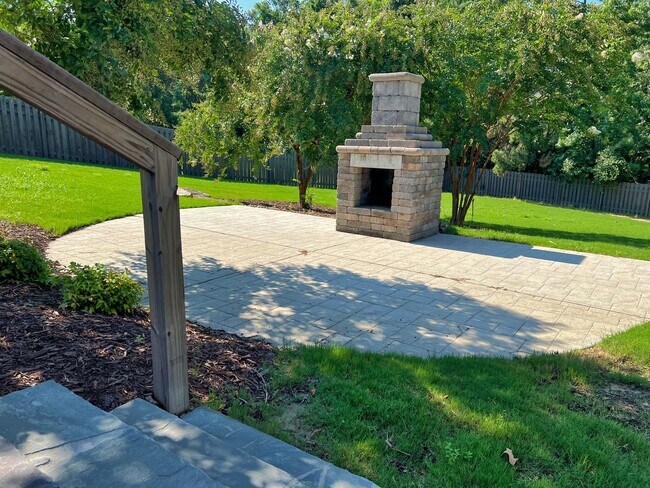 Building Photo - Estate STYLE home with pool and basement i...