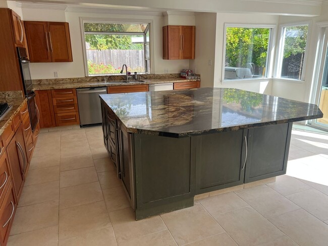 Building Photo - 6 Mount Hood Ct