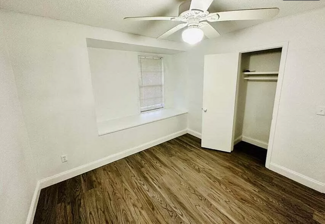 3rd bedroom with built-in bench. - 767 SW Ravenswood Ln