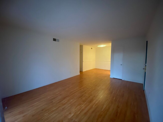 Building Photo - Two Bedroom Condo North Rancho Cucamonga