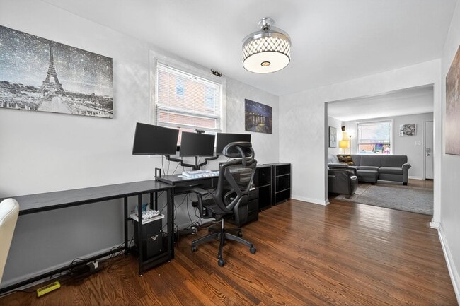 Building Photo - 3 Bedroom, 1 Bath Smart Fully Furnished To...