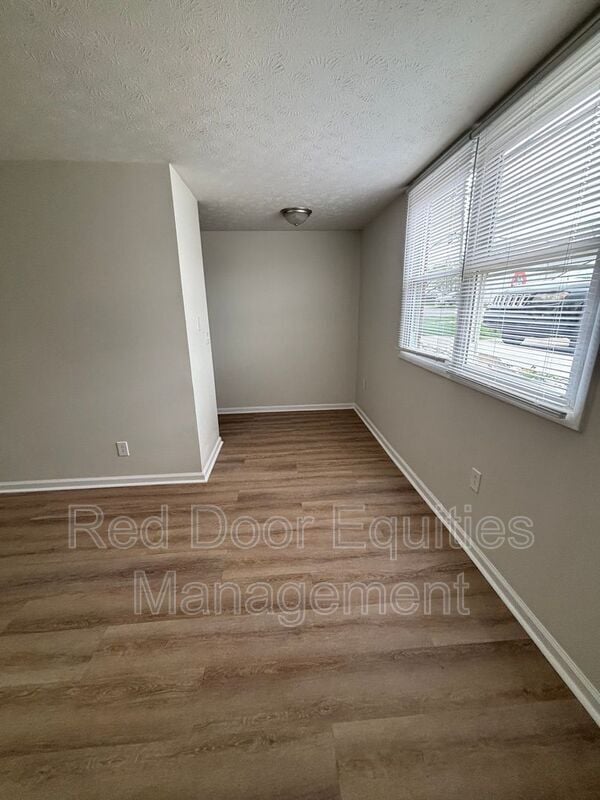 Building Photo - 709 W 6th Ave