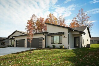 Building Photo - Stunning 2-bedroom, 2-bathroom, 2-car Townhome In Raymore MO