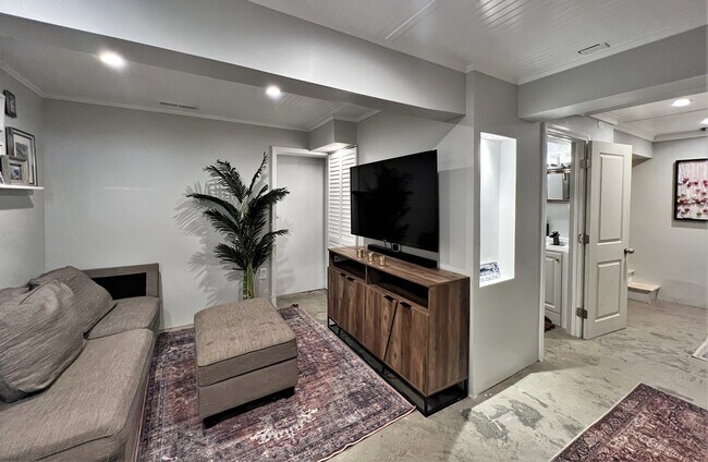 Building Photo - 4 Day St