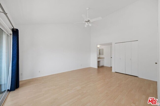 Building Photo - 1646 Palisades Dr