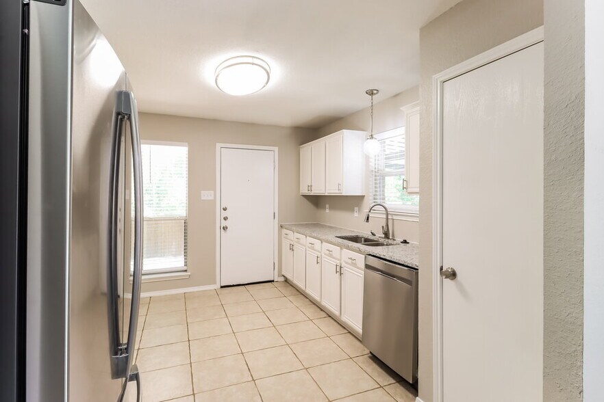 Building Photo - 704 Mimosa Trail
