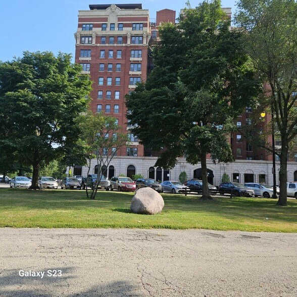 Building Photo - 5300 S Shore Dr