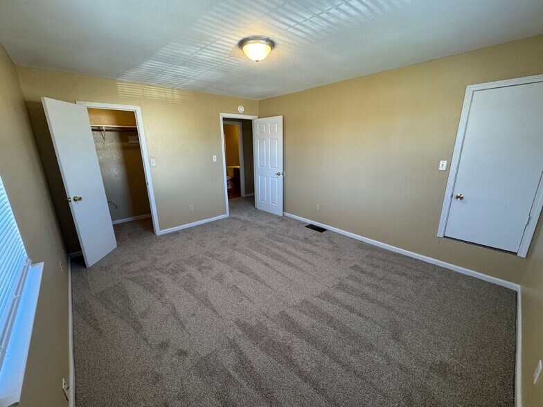 Building Photo - 4808 Rainbow Cir