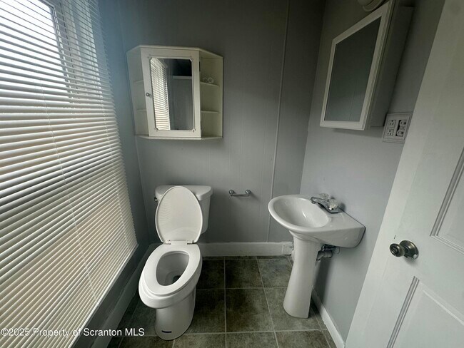 Building Photo - 119 Center Ave