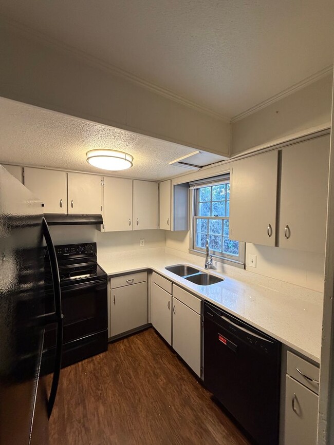 Building Photo - Beautifully Renovated Duplex in Prime Auburn Location
