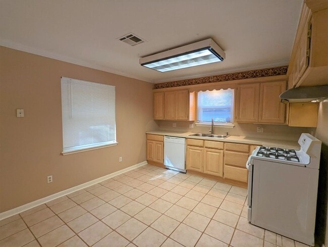 Building Photo - 1813 Hardy Dr