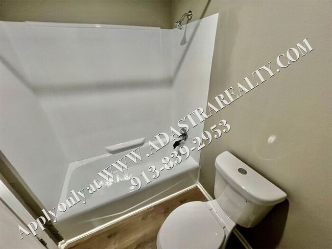 Building Photo - Updated 3 Bedroom 1 Bathroom Apartment in ...