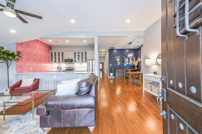 Building Photo - 213 N Hutcheson St