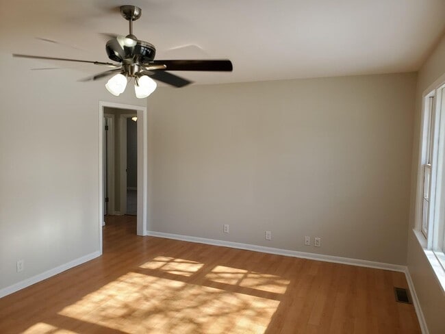 Building Photo - Like New 3 bedroom 1.5 bath  Ranch Near Kellogg and Rock