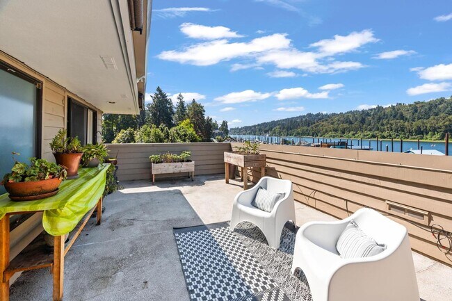 Building Photo - 318 SE Spokane St